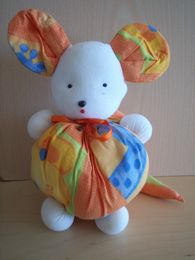 Doudou Souris - marque non connue - Blanc motifs oranges jaunes bleus Musical quand on tire sur la queue

état moyen : bouloches et un accroc sur la tête