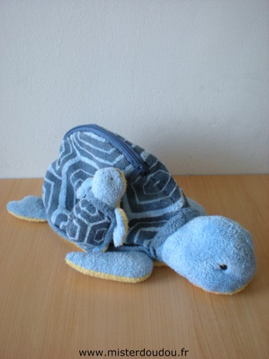 Doudou Tortue Egmont toys Bleu avec bébé tortue Fermeture eclaire sur le dos

tres bon état général mais un trace de feutre rose sous la tête