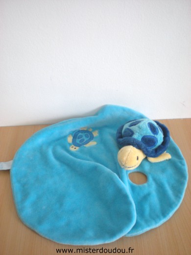 Doudou Tortue Egmont toys Bleu avec doudou tortue qui passe la tête dans le trou 