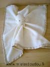 Bonhomme---Marque-non-connue---Ecru-en-polaire-liseret-marron-satin