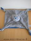 Chat-Bout-chou-Gris-avec-etoiles-bleues-dessous-bleu