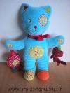 Chat-Nicotoy-Bleu-echarpe-rouge-cocard-tenant-chat