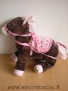 Cheval-H-et-m-Poney-marron-faisant-sac-fermeture-sous-la-selle-rose