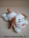 Chien-0-Ecru---oreilles-queue-marron-Manque-le-noeud-a-carreau-dans-le-cou