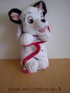 Chien-Disney-Dalmatien-blanc-avec-sa-couverture-blanc-rouge