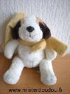 Chien-Lascar-Blanc-bonnet-echarpe-marron-Scratch-sur-le-ventre