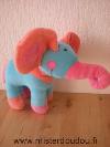 Elephant-Auchan-Bleu-rose-rouge-Oreilles-font-bruit-de-papier