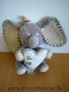 Elephant-Disney-Dumbo-gris-tenant-coeur