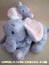Elephant-Disney-Gris-oreilles-roses-colerette-grise-et-blanche-a-motifs-Dumbo-maman-+-bebe