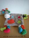 Girafe-Mots-d-enfants-Gris-rond-rouge-vert-bleu-echarpe-multicolore