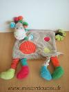 Girafe-Nicotoy-Beige-rond-de-couleurs-echarpe-rayee