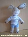 Lapin-Auchan-Beige-tshirt-taye-bleu-blanc-short-bleu