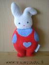 Lapin-Bout-chou-Blanc-bleu-rouge-en-eponge-Pouet-dans-le-ventre