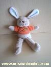 Lapin-Comptine-Beige-pull-orange-avec-une-carotte-brodee