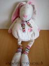 Lapin-Cp-international-Bremel-blanc-fleur-rose-echarpe-rayee-multicolore