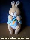 Lapin-Eden-Beige-bleu-blanc-Lapin-qui-tient-un-petit-sac-avec-une-carotte-brodee-dessus