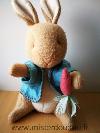 Lapin-Eden-Pierre-lapin-beige-veste-bleue-En-matiere-polaire-un-peu-bouloche