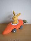 Lapin-Ikea-Lapin-marron-dans-sa-voiture-carotte-orange-Pas-d--etiquette-de-marque-ressemble-a-la-marque-ikea.