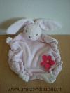 Lapin-Kaloo-Rose-velour-dessus-rose-tout-doux-dessous-fleur-rose-sur-carre-bleu