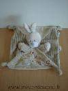 Lapin-Nicotoy-Beige-motif-lapin-brode-avec-a-b-c