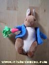 Lapin-Peter-rabbit-Marron-veste-bleue-Tiens-une-carotte-a-la-main