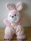 Lapin-Tartine-et-chocolat-En-peluche-rose-et-blanc-yeux-bleus-salopette-tissus-rayee-blanc-rose