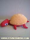 Tortue---marque-non-connue---Orange-rouge-Fait-de-la-musique-quand-on-tire-sur-le-tete